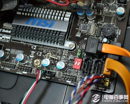 硬盘数据线两头分别连接到硬盘与主板上即可